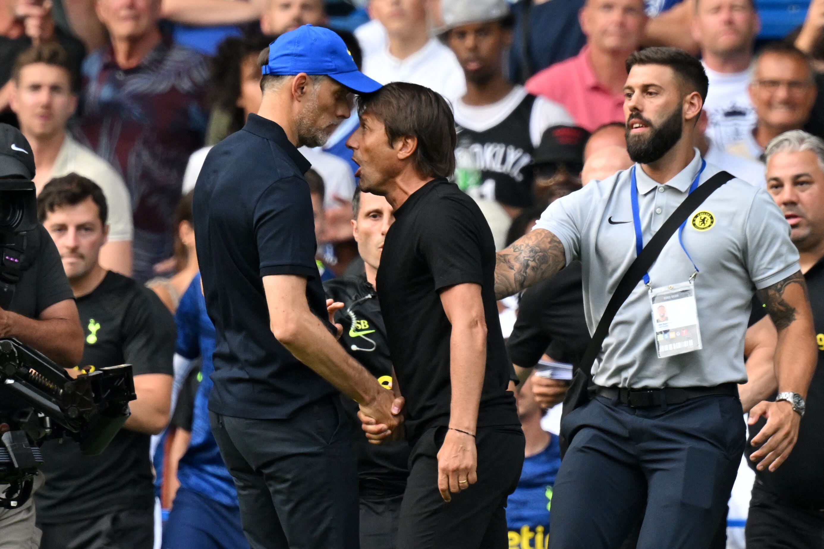 Thomas Tuchel (Chelsea) y Antonio Conte (Tottenham) se encararon al final del partido y de no ser porque los separaron, la situación hubiese pasado a más. 