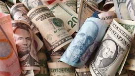 Empresarios piden al Banco Central intervenir por caída del precio del dólar y reducir tasa de política monetaria