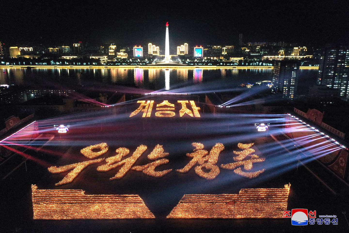 Fotografía del 8 de setiembre publicada por la Agencia Central de Noticias Coreana (KCNA) oficial de Corea del Norte que muestra una Gala de Antorchas de Young Vanguard, como evento de celebración para conmemorar el 75.º aniversario de la fundación de Corea del Norte, en Kim Plaza Il Sung en Pyongyang. Fotografía: AFP