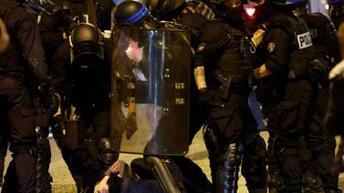 Disturbios en Francia suben de tono: presidente convoca reunión de emergencia