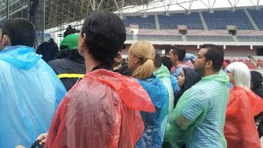 Capas multicolores tiñen la fila para entrar al concierto de la Gaga
