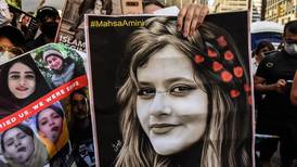 EE. UU. sanciona a policía iraní tras muerte de joven arrestada por ‘mal uso del velo’