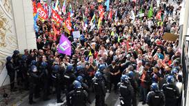 Franceses aprovechan marcha del 1.º de mayo para alzar la voz contra reforma de pensiones