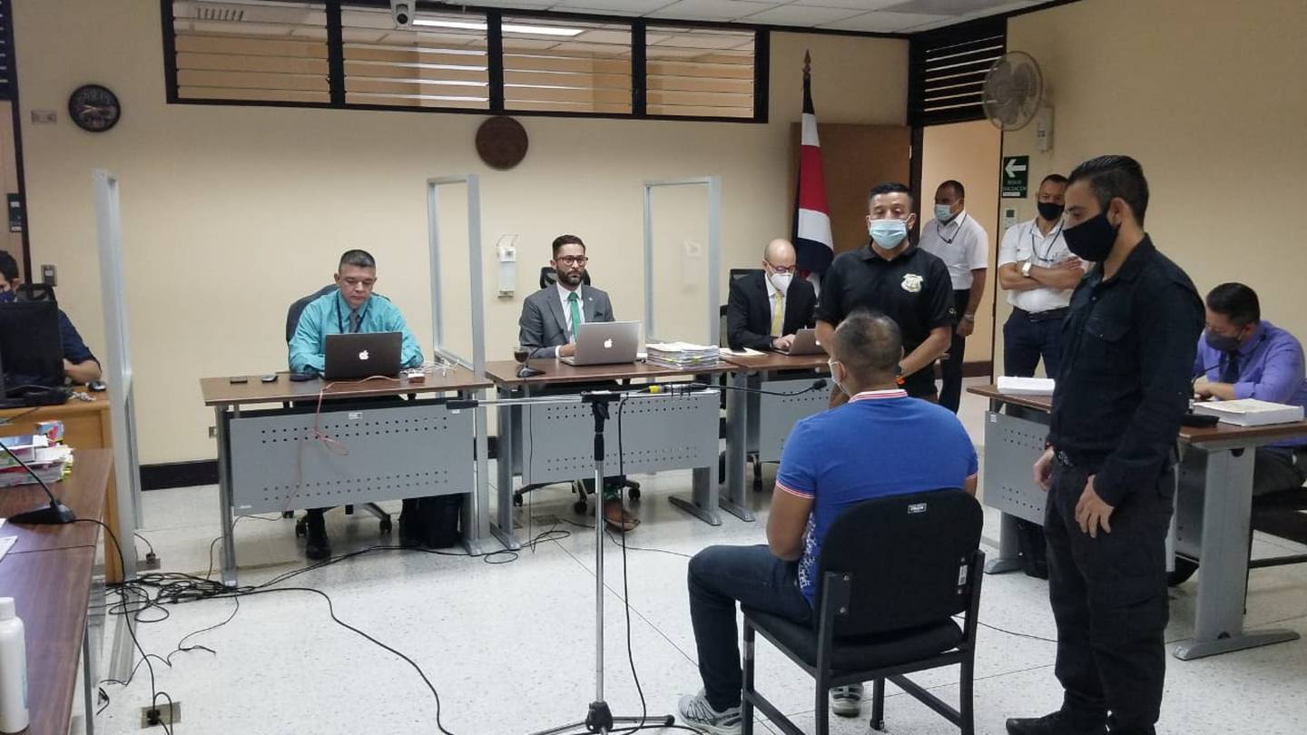 Ambos imputados decidieron declarar en el juicio que se desarrolla en los Tribunales de Alajuela por la muerte de un niño en Sabanilla, en el 2019. Foto: Francisco Barrantes.