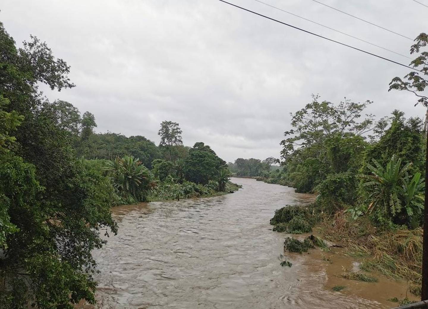 En Cureña, Sarapiquí, los ríos crecidos y los suelos saturados obligan a evacuar a vecinos, pues así lo autoriza la alerta amarilla vigente. Foto: Reiner Montero.