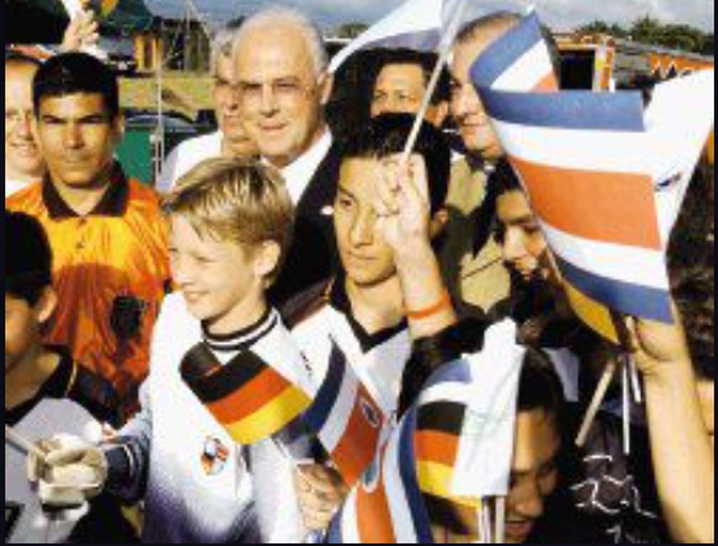 Franz Beckenbauer,
 El Káiser, de visita en el proyecto Gol y roedado de niños en el 2006-.
8 de enero del 2024
Propieadad La Nación