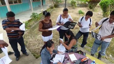 Jóvenes indígenas se vuelven  maestros  con solo  la secundaria 
