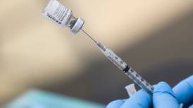 Corte de EE. UU. rechaza motivos religiosos para evitar vacuna a empleados de salud 