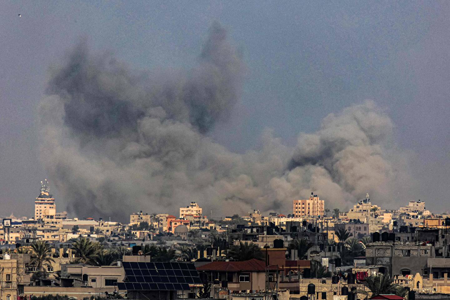 El humo se eleva sobre Khan Yunis durante el bombardeo israelí desde Rafah en el sur de la Franja de Gaza el 25 de diciembre de 2023, en medio del conflicto en curso entre Israel y el grupo terrorista Hamas.