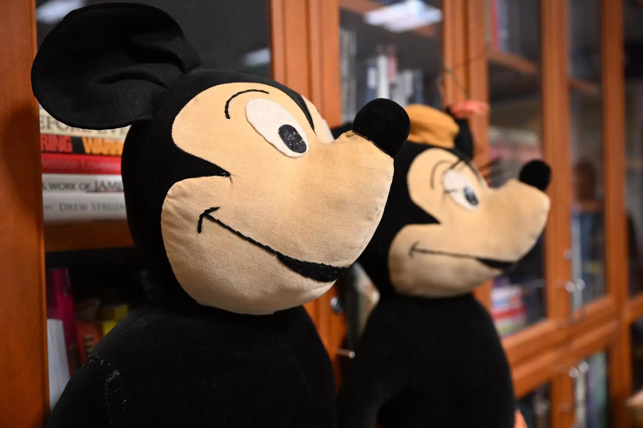 Entre los objetos antiguos de los archivos de Walt Disney aparecieron estos peluches de Mickey y Minnie, que datan del último tercio del siglo XX. Foto: Robyn Beck / AFP