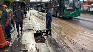 Ruptura de tubo provocó cierre temporal de calle en San Pedro de Montes de Oca
