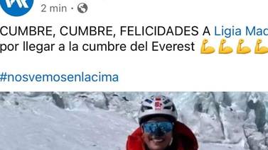 Warner Rojas felicita a Ligia Madrigal por alcanzar la cima del Everest