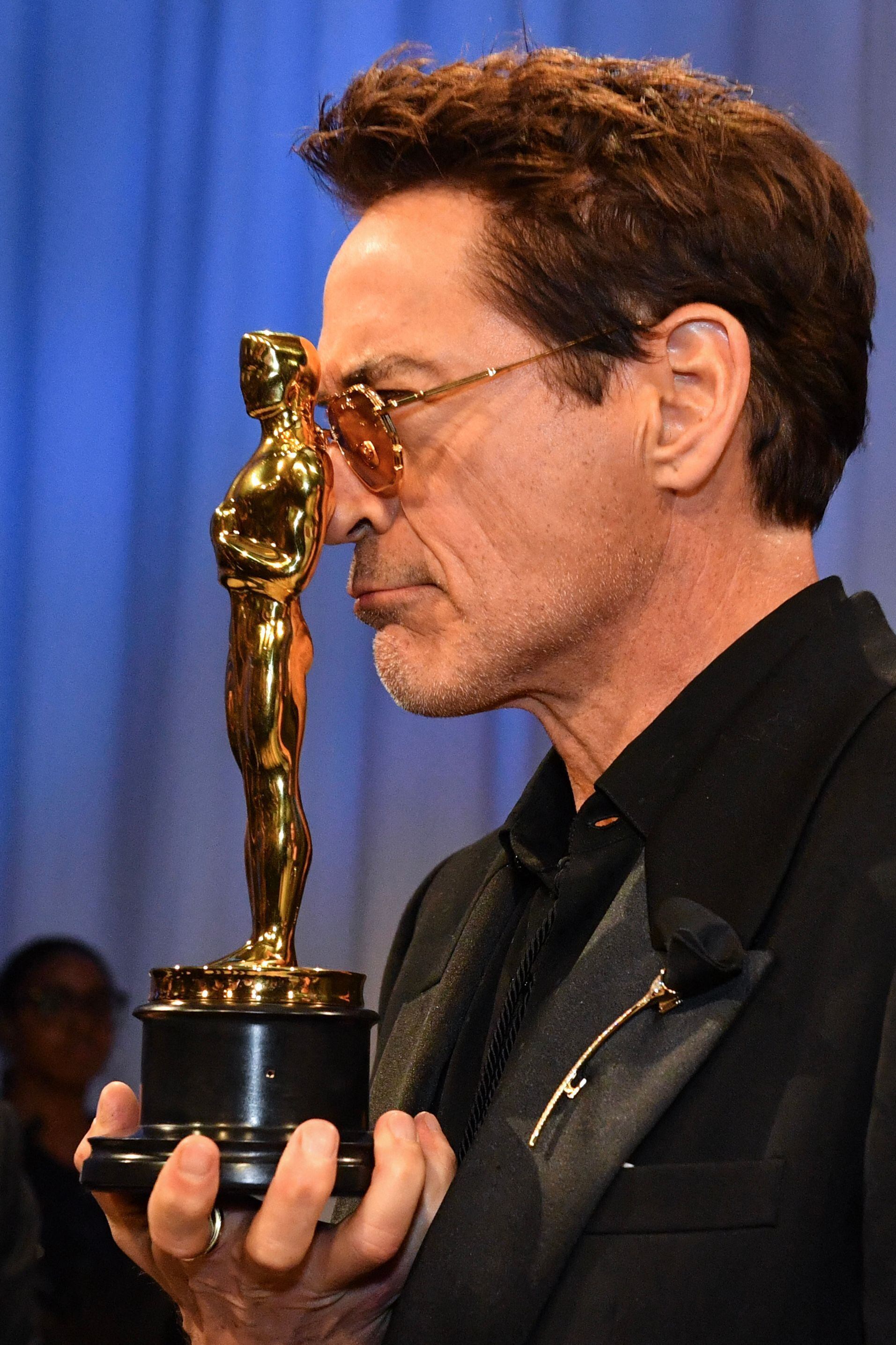 Robert Downey Jr. mostró su alegría al recibir un premio Óscar como mejor actor de reparto.  Sostuvo la estatuilla con mucho cariño.
