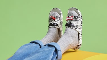 Crocs y Pringles se unen para lanzar una línea exclusiva de zapatos