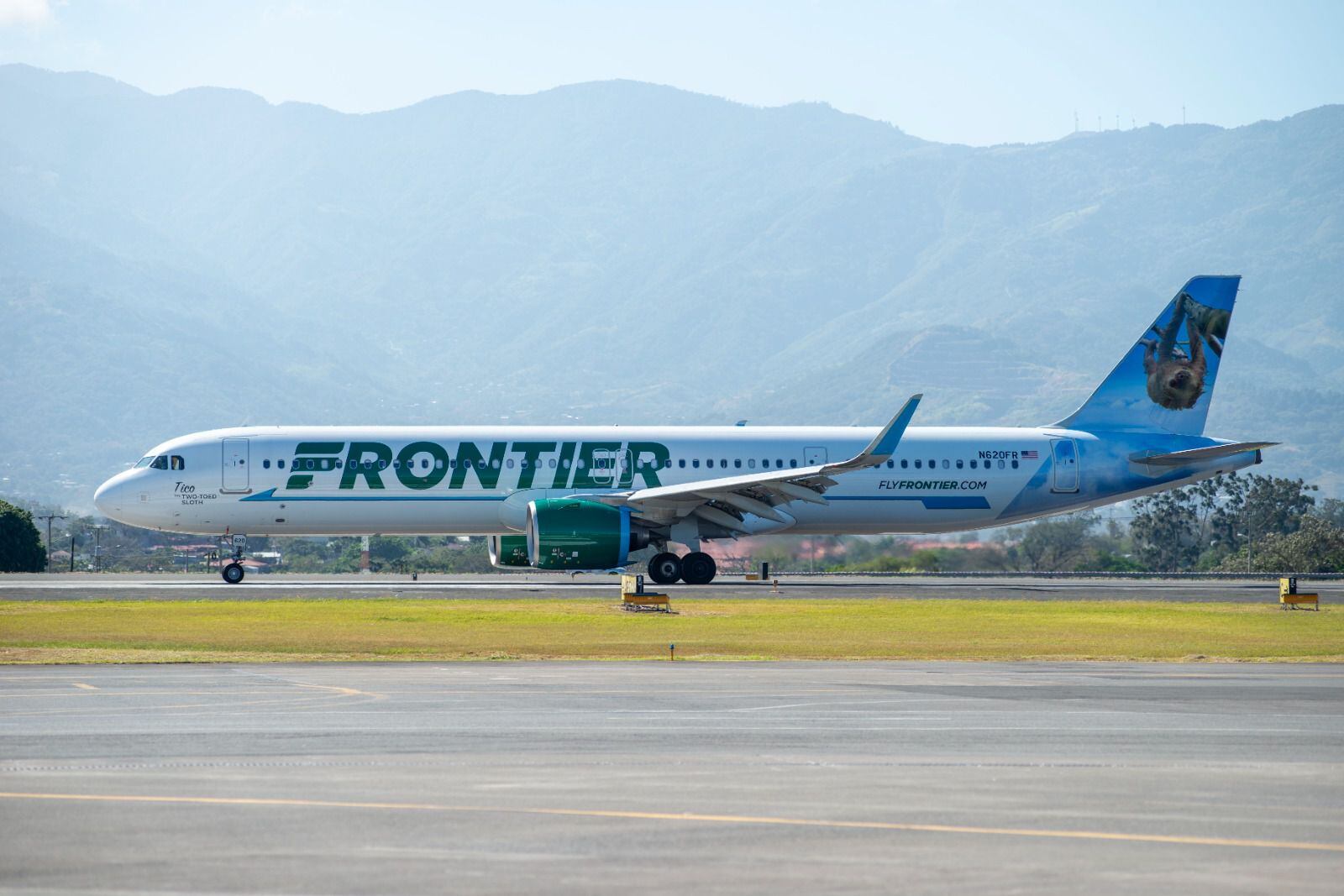 Avión de Frontier decorado con el perezoso ‘Tico’ en su cola aterriza en Costa Rica  