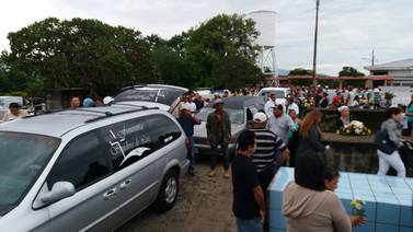 Parientes y amigos despiden a familia masacrada en La Cruz