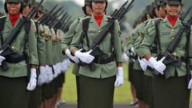 ONG denuncia pruebas de virginidad para mujeres militares en Indonesia