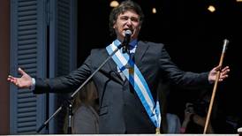 Argentina logra en enero primer superávit fiscal mensual en más de una década