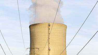 Suiza rechaza plan para acelerar salida de energía nuclear