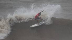 Lluvia fue protagonista del primer día del Essential Costa Rica Surf Pro en Jacó