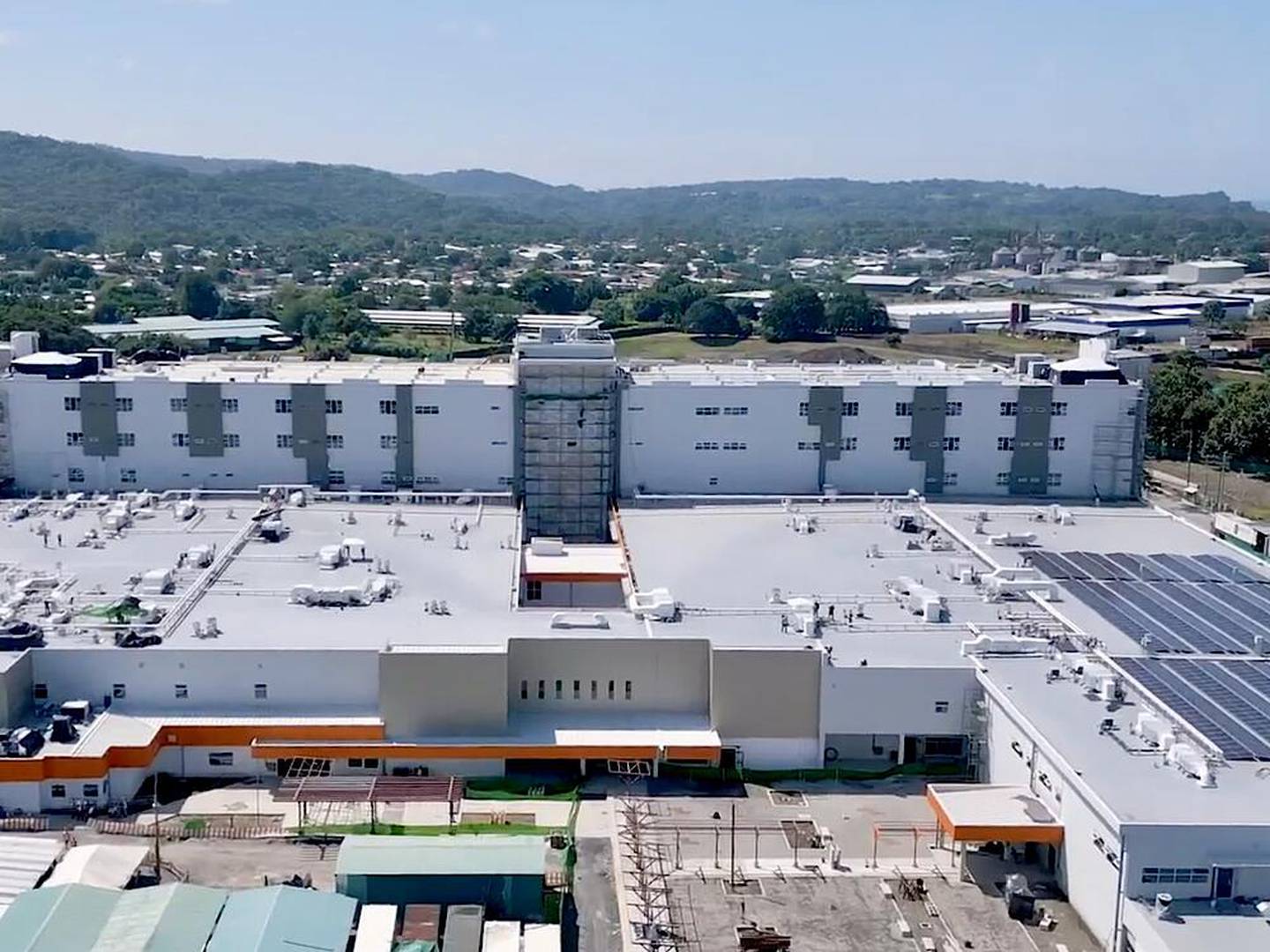 Vista aérea del nuevo Hospital Monseñor Sanabria, de Puntarenas. Abril 2024.