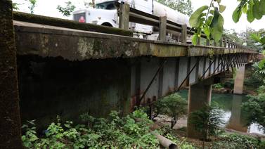 Transportistas y exportadores logran acuerdo con MOPT para reducir cierres en puente de Sarapiquí