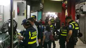 Autoridades requisan ‘mall’ en San José en busca de celulares robados