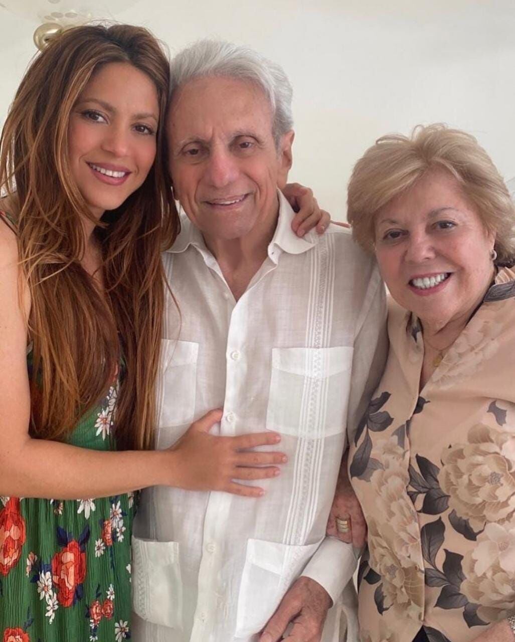 Shakira es muy unida a sus padres, William Mebarak y Nidia Ripoll.  Ella ha estado muy presente durante el internamiento de su papá en Barcelona.