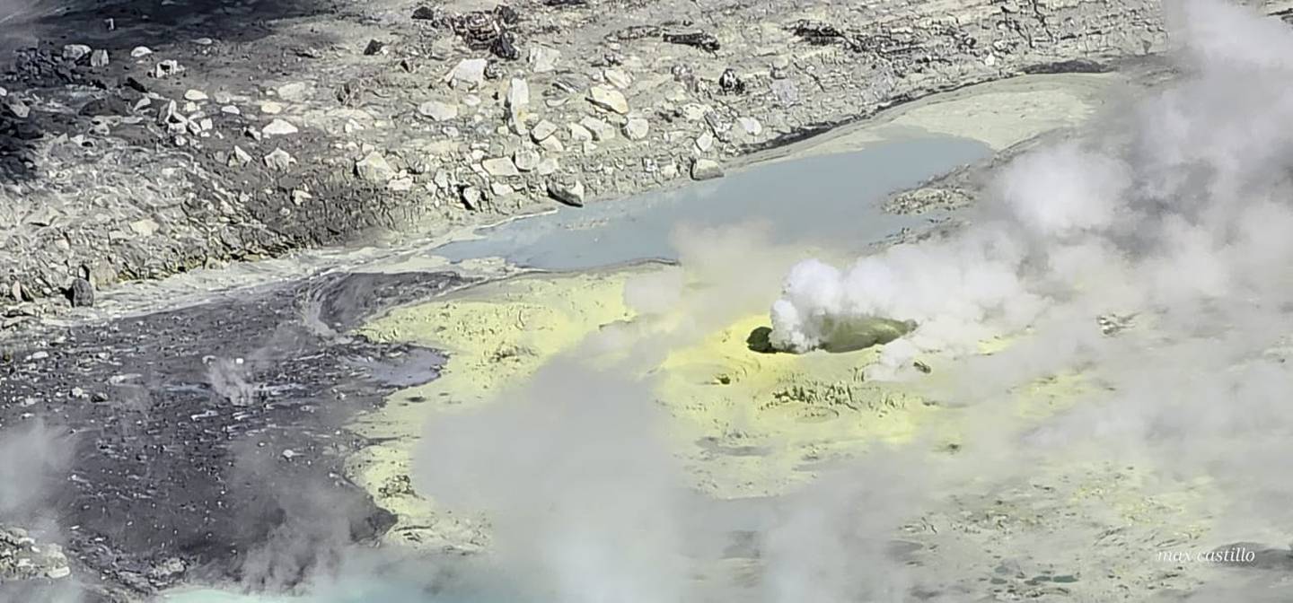 El líquido está a punto de desaparecer en el cráter y eso deja expuetas fumarolas que están en constante emanación de gases. Foto: Cortesía CNE.