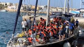 Barco con migrantes desafía a Salvini y llega a isla italiana de Lampedusa