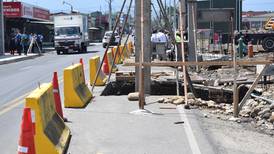 Cosevi busca responsable de construir en media calle puente peatonal de Pococí