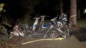 Tesla afirma que había alguien al volante de auto accidentado en el que murieron dos personas