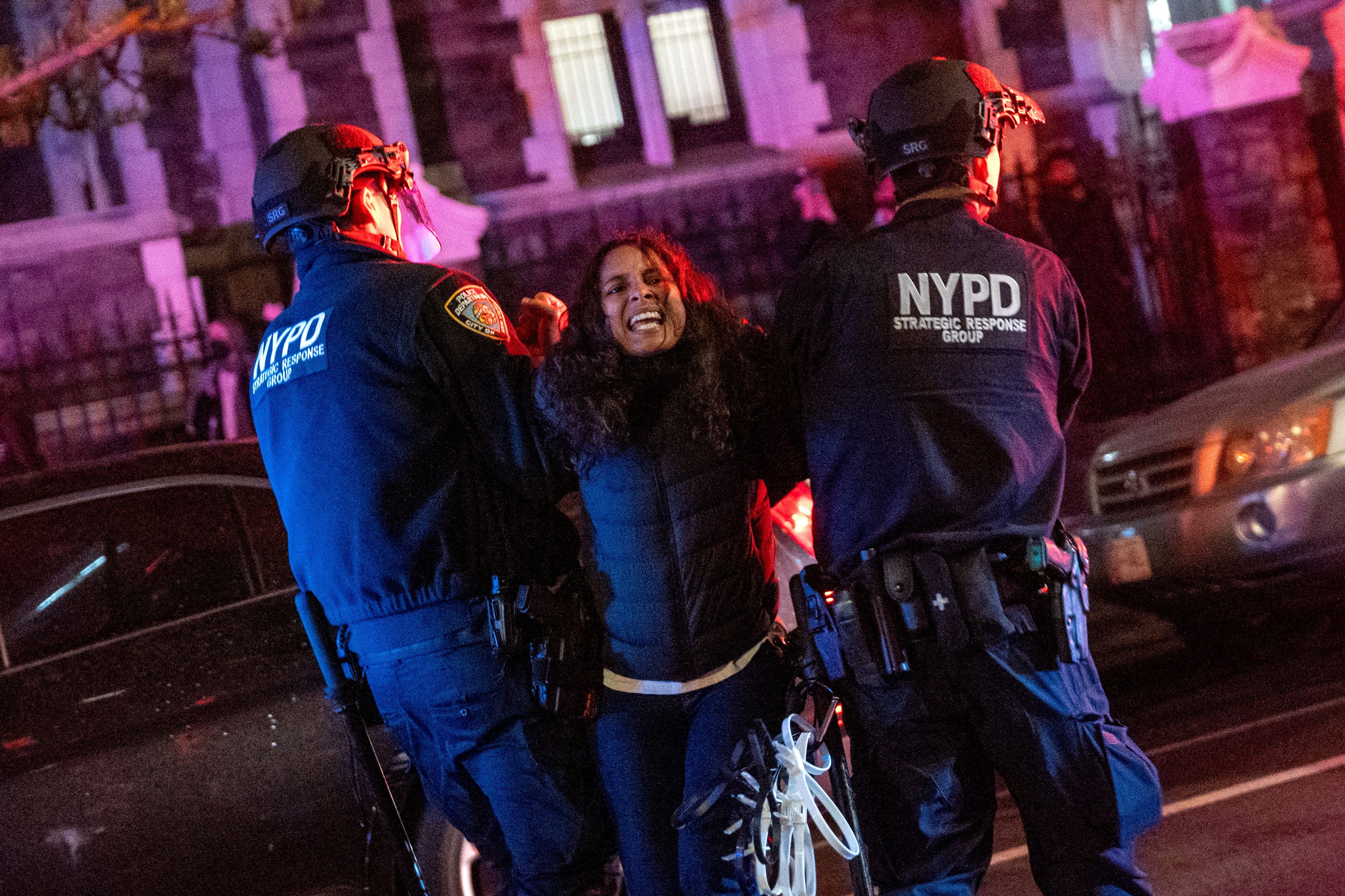 Arresto de una manifestante propalestinos en el City College of New York. Foto: AFP