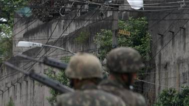 Se vive tensión en favela rodeada por policías