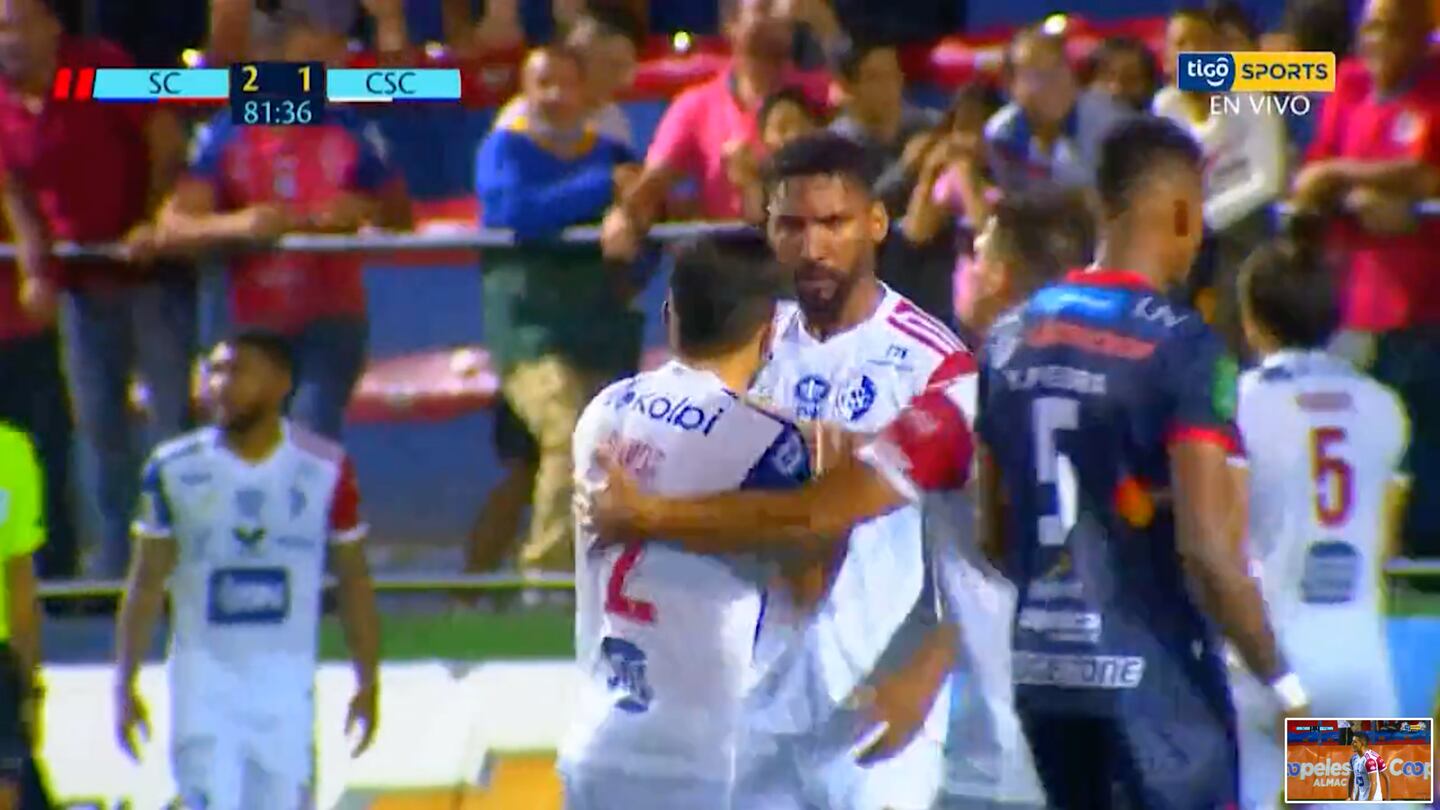 Momento en que el delantero Marcel Hernández le reclama a sus compañeros por errores defensivos en el juego contra San Carlos. Captura de video.