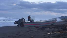 Policía investigará lancha rápida abandonada en playa Hermosa de Jacó