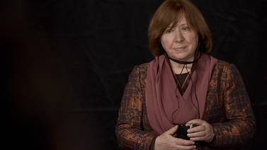 Nobel de Literatura Svetlana Alexiévich: 'No me interesa la historia oficial narrada en los medios'