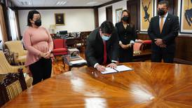 Carlos Alvarado firma ley que prohíbe reelección indefinida de alcaldes 
