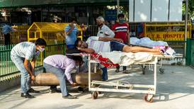 Muerte y desesperación en las puertas de un hospital de Nueva Delhi