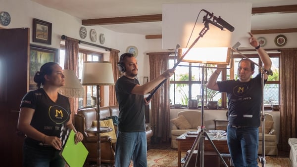En una casa de Escazú se filma 'Estrella Gloriosa'. Dinga Hines, directora de 'Hombre de fe', participa en la producción de la cinta.