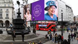 Isabel II celebra 70 años de reinado y quiere que Camila sea reina consorte