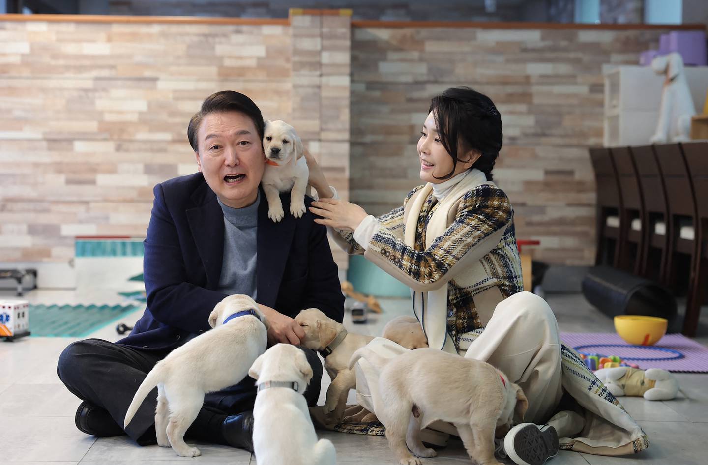 El presidente de Corea del Sur, Yoon Suk Yeol, y a la primera dama, Kim Keon Hee, posando con cachorros en la Escuela de Perros Guía Samsung en Yongin.