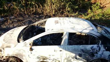 Policía encuentra vehículo quemado en Miramar de Puntarenas