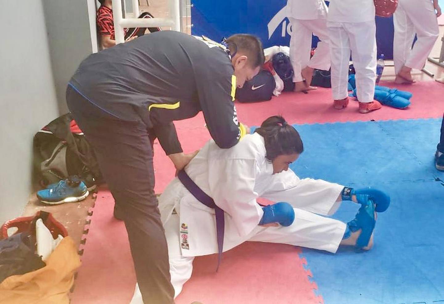 La pareja de policías Carlos Blanco y Franciny Zamora son los entrenadores de la delegación de karate de esparza en Juegos Nacionales.