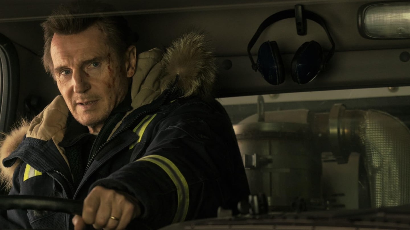 La película 'Venganza' ('Cold Persuit') sigue a Liam Neeson como Nels Coxman, un hombre que decide perseguir a una banda de criminales que provocaron la muerte de su único hijo. Ya está disponible en Netflix.