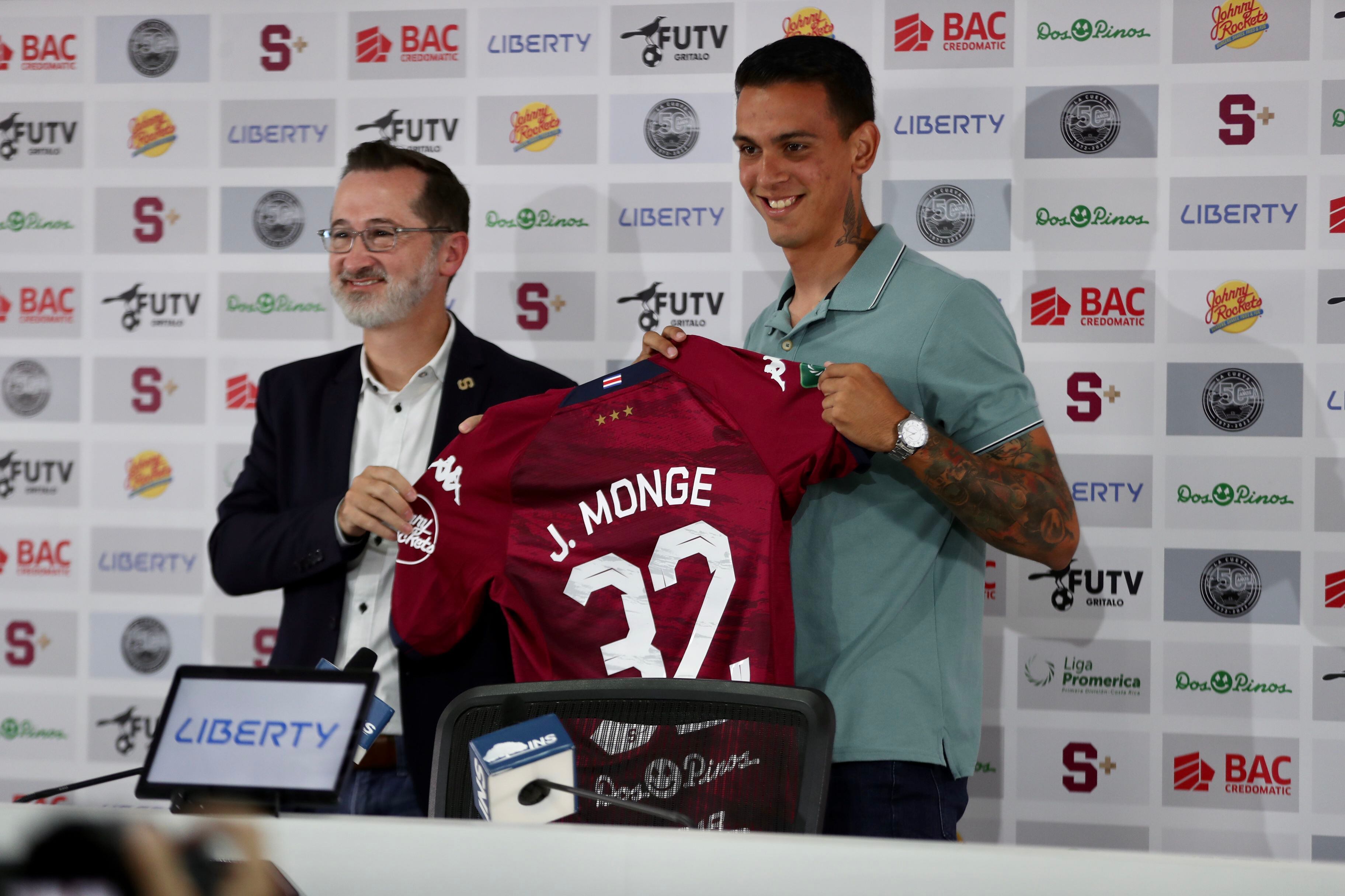 A inicios de enero de este año, Justin Monge fue presentado oficialmente por Juan Carlos Rojas, presidente de Saprissa, como nuevo refuerzo del club. 