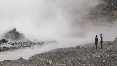 Volcán Poás muestra fumarola activa en el cráter 