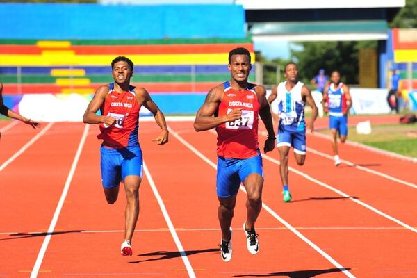 Nery Brenes (derecha) ganó la medalla de oro en los Juegos Centroamericanos de Managua, Nicaragua, en diciembre del 2017 con un tiempo de 46.64. A su lado el también nacional Gerald Drummond. Fotografía: Juan Diego Villarreal