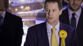 El líder de los liberaldemócratas, Nick Clegg, logra mantener su escaño