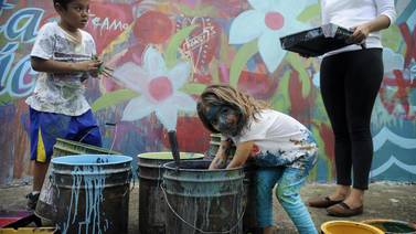 Más de 200 personas llenaron de color el mural más largo de Costa Rica